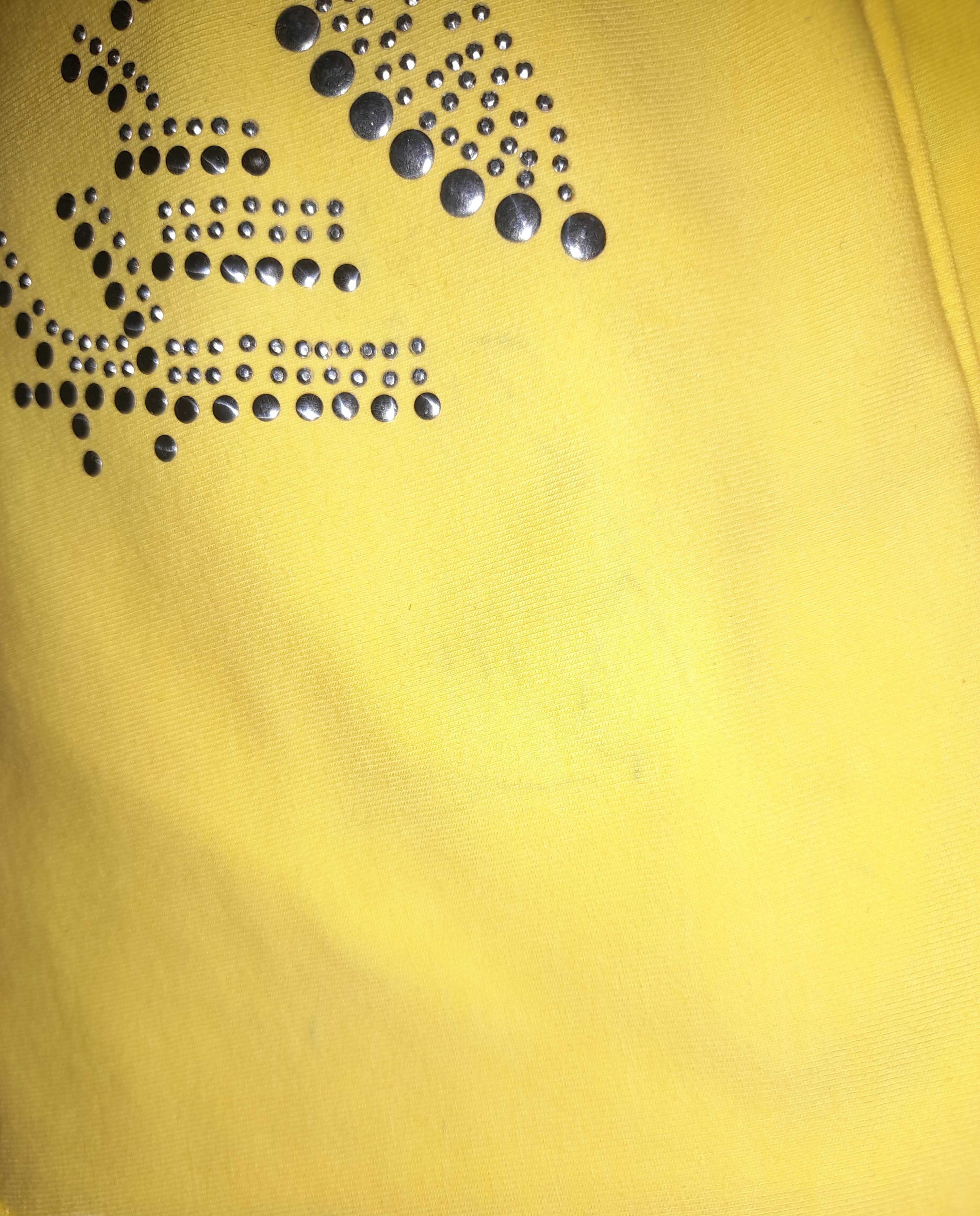Cytrynowa bluzka z kapturem cała w cyrkoniach