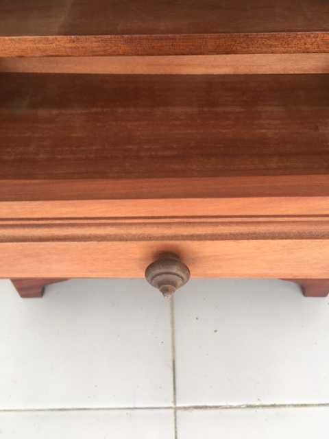 Criado-mudo / Mesa de Cabeceira