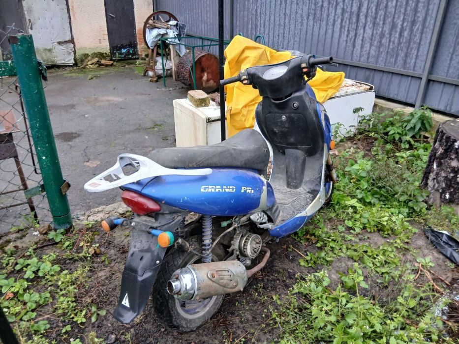 Мопед на фото назви не знаю