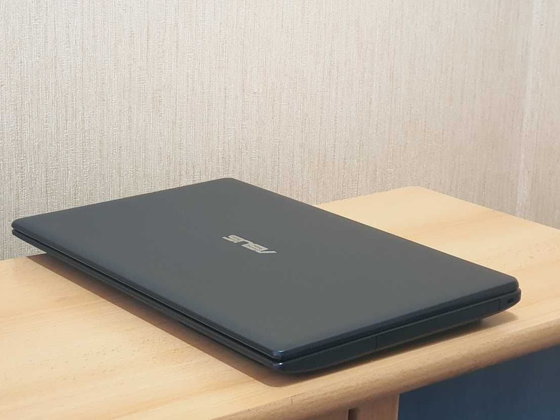 Ноутбук Asus Intel Celeron N2830 RAM8Gb SSD 256Gb нова батарея-7 годин