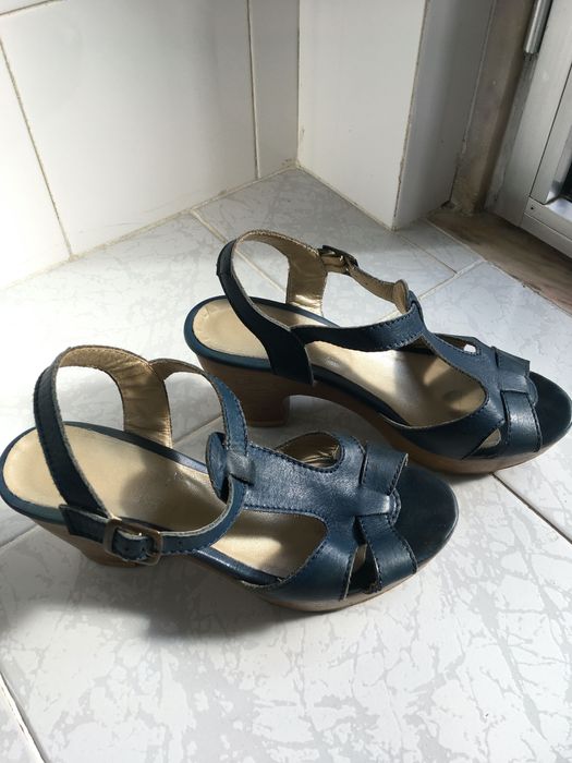Sandálias azuis, como novas
