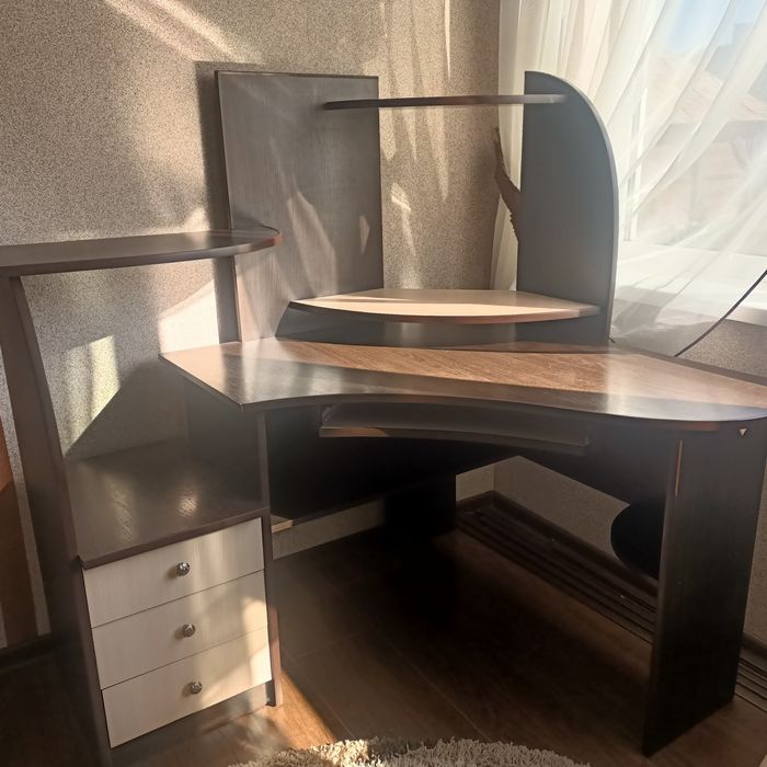 Кутовий комп'ютерний стіл письмовий