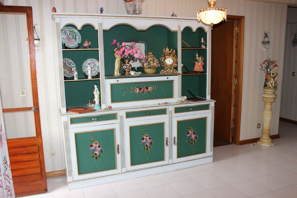 Móvel em madeira pintada