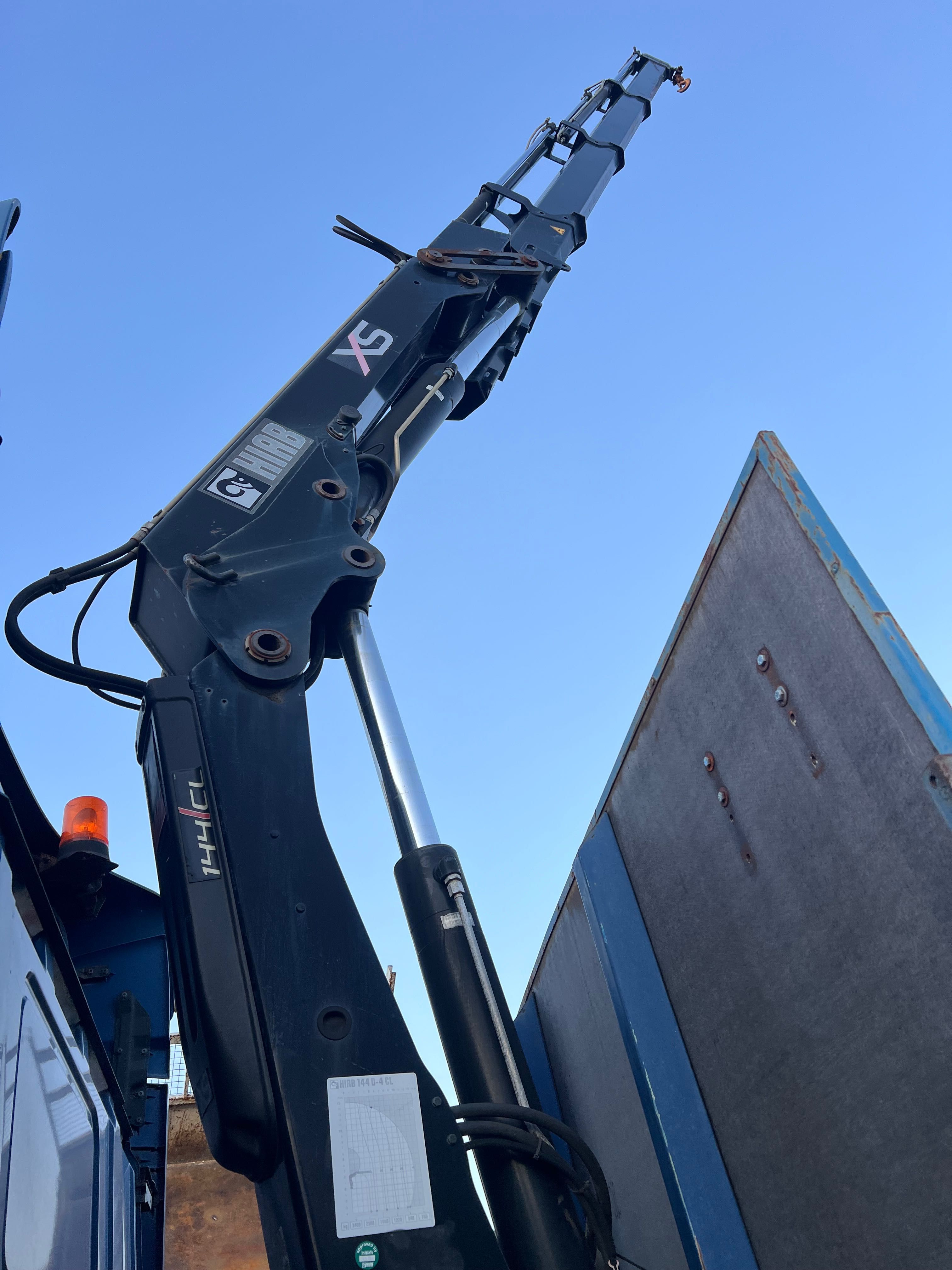 SCANIA P94 GRUA HIAB 144 .2012 Radiocomando