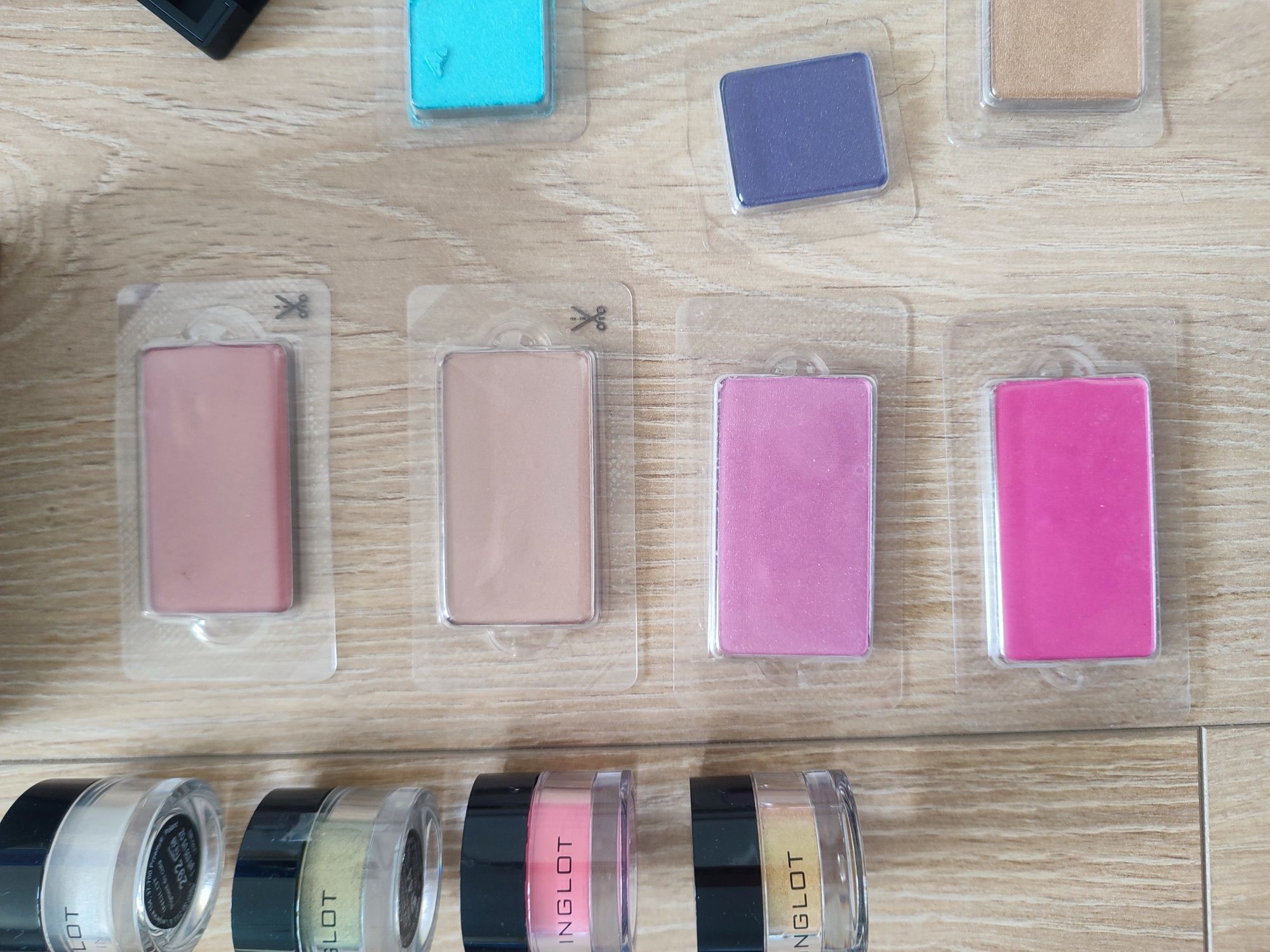 Zestaw kosmetyków INGLOT róże cienie pigmenty kasetka