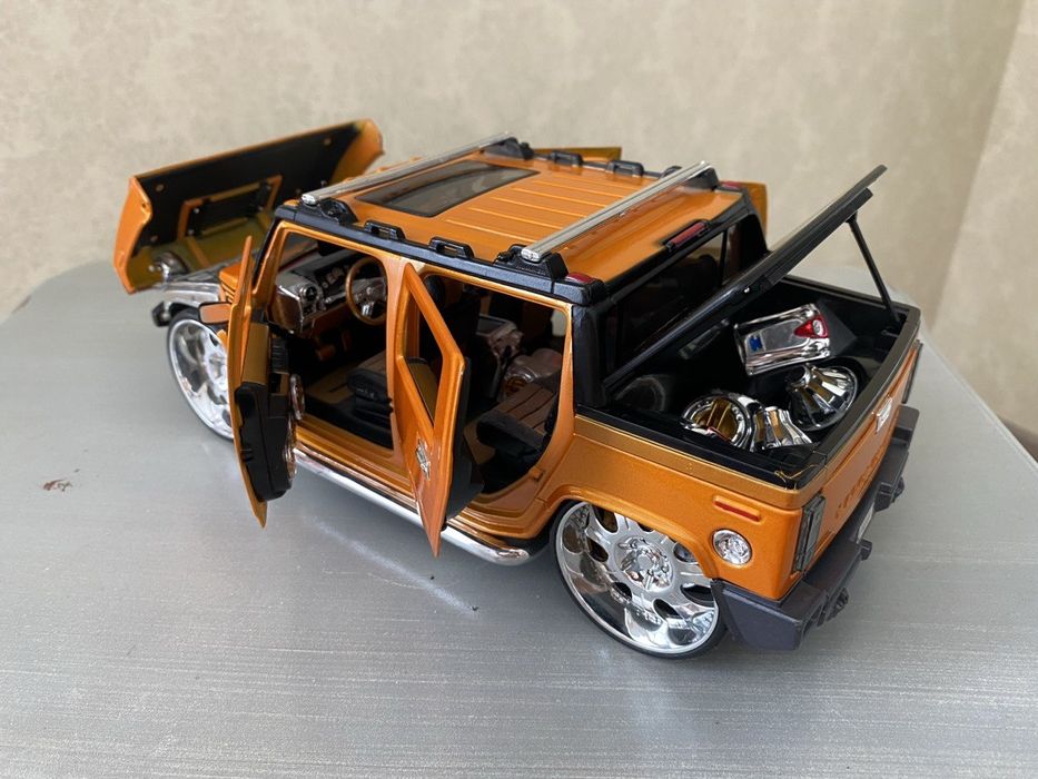 Модель Hummer H2 SUT 1/18 Maisto Prorodz