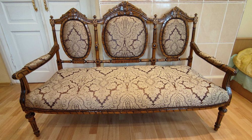 Антикварная мебель: 1 диван, 2 кресла, 4 стула.