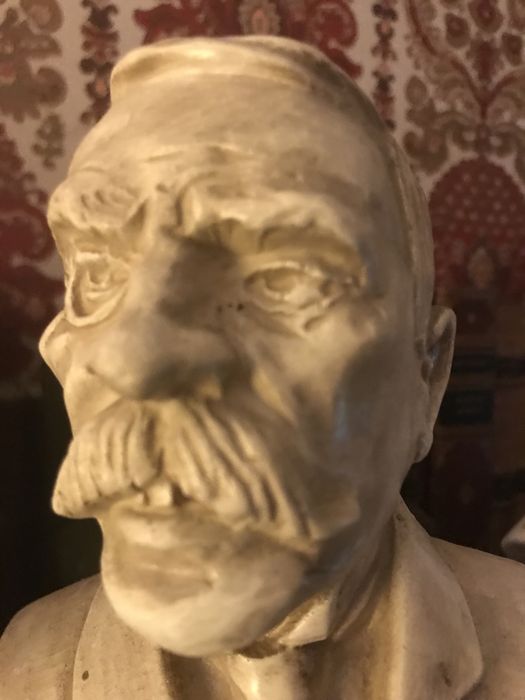 Bustos de Eça de Queiroz