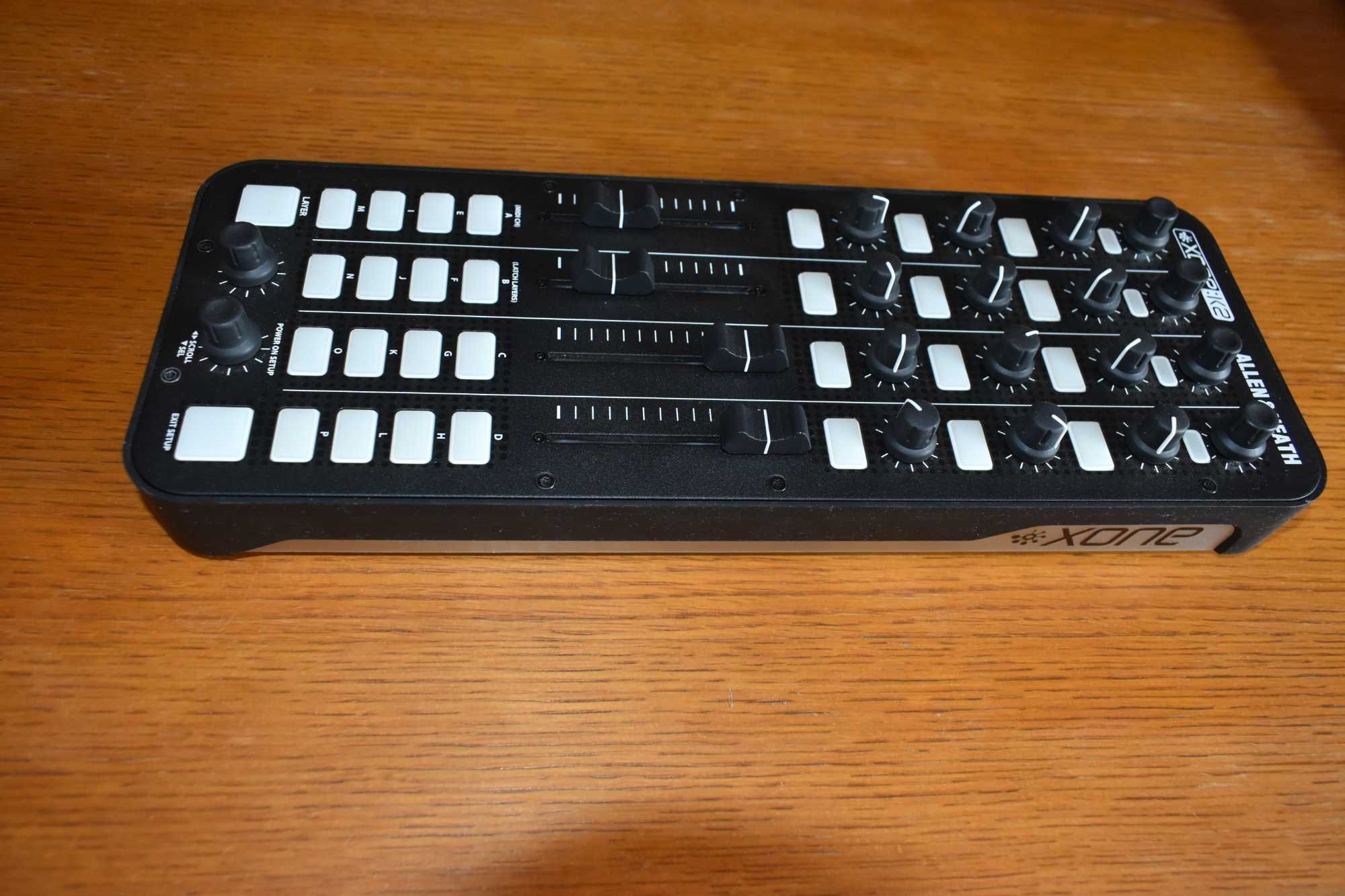 Kontroler MIDI / Interfejs audio Alleh & Heath K2