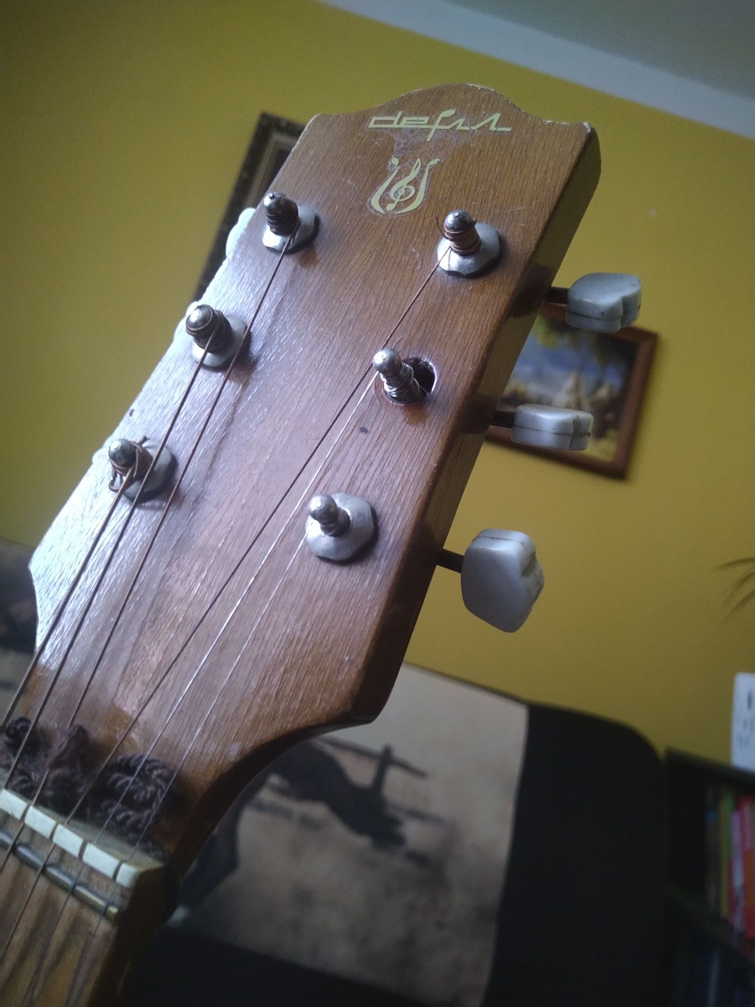 Stara gitara klasyczna