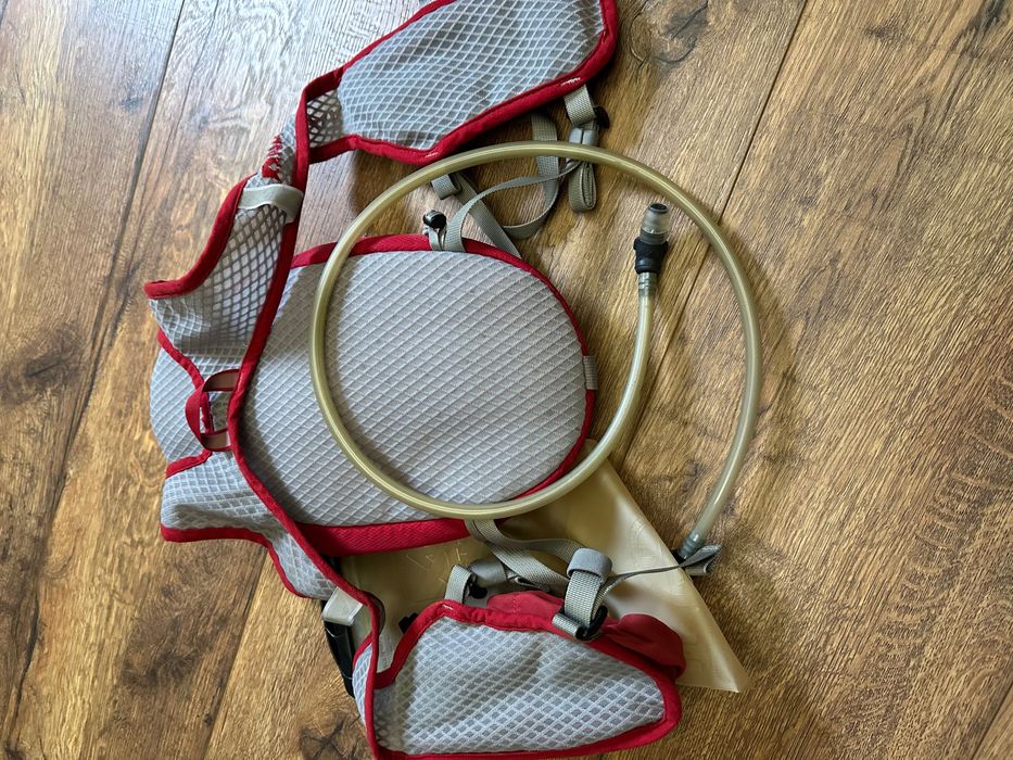 OPORTUNIDADE - Mochila Nathan com reservatório hidratação