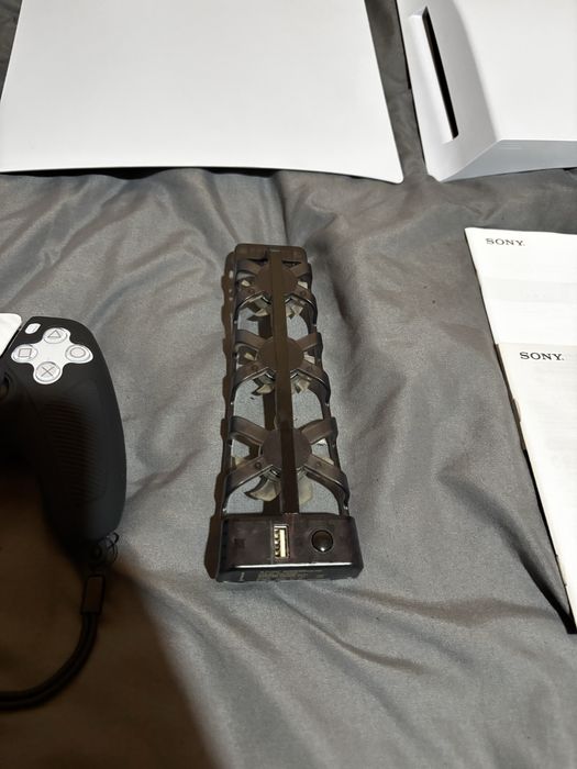 Konsola PlayStation 5 z napędem w zestawie z grą i innymi dodatkami