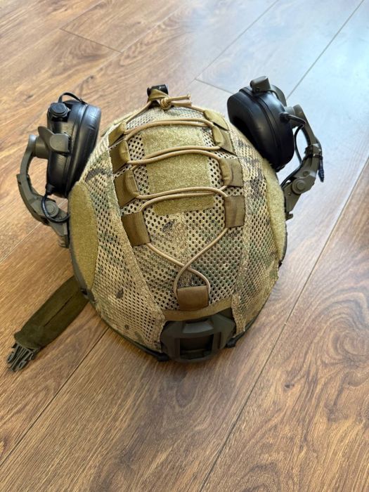 Шлем от FAST с наушниками