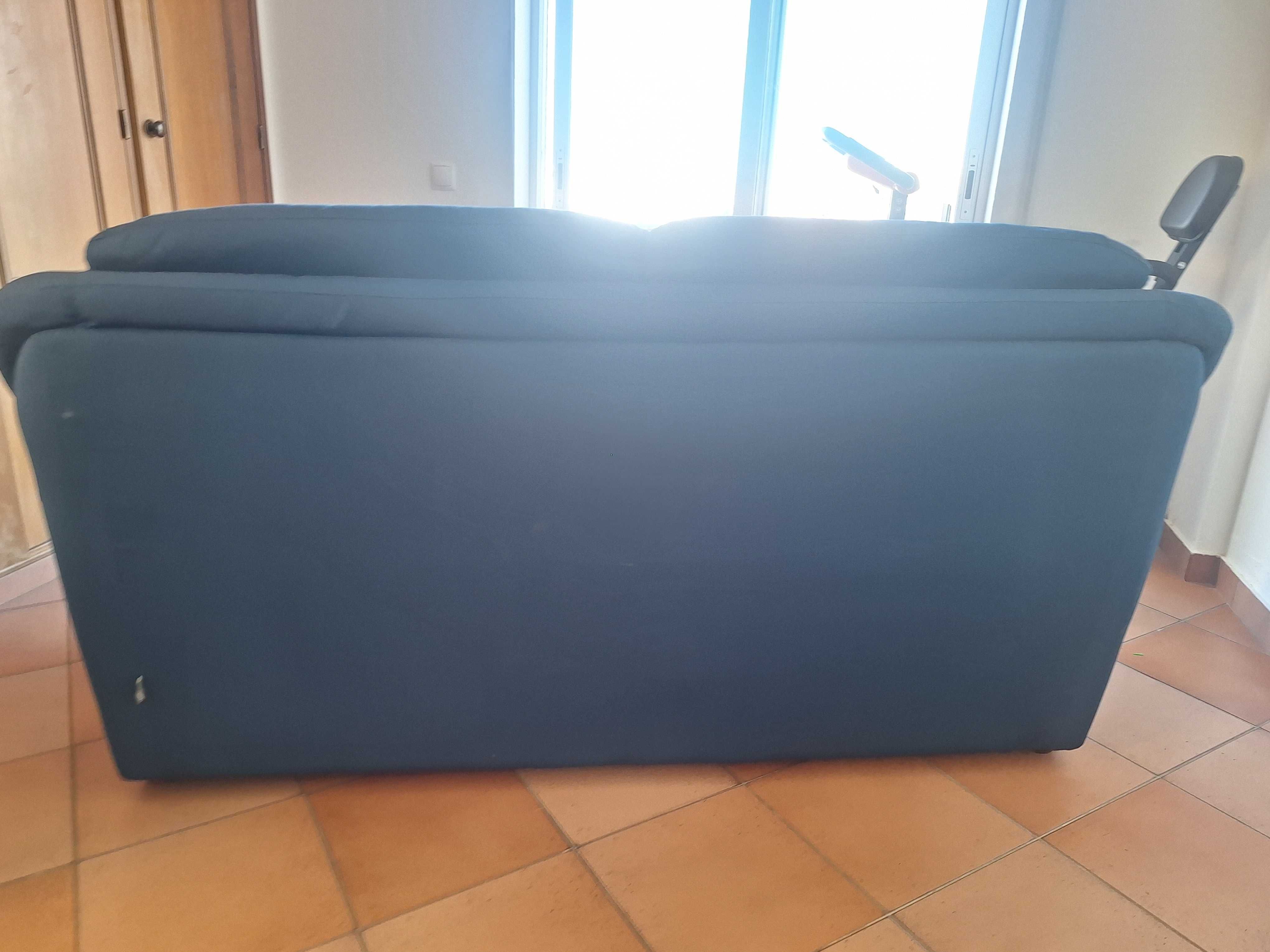 Sofá azul impacável