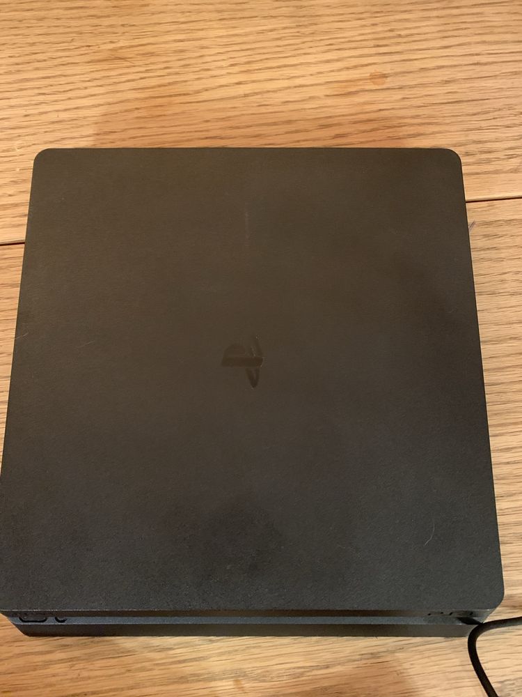 PlayStation 4 slim pamięć 1 tera plus 2 pady i gry