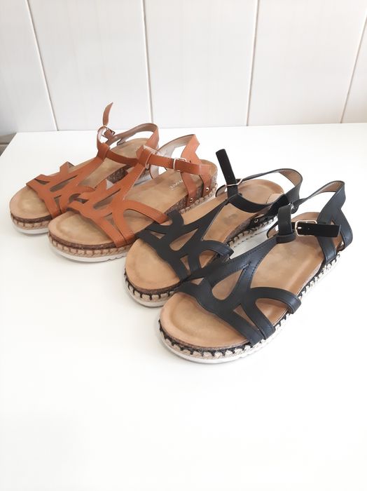 2 pares de sandálias