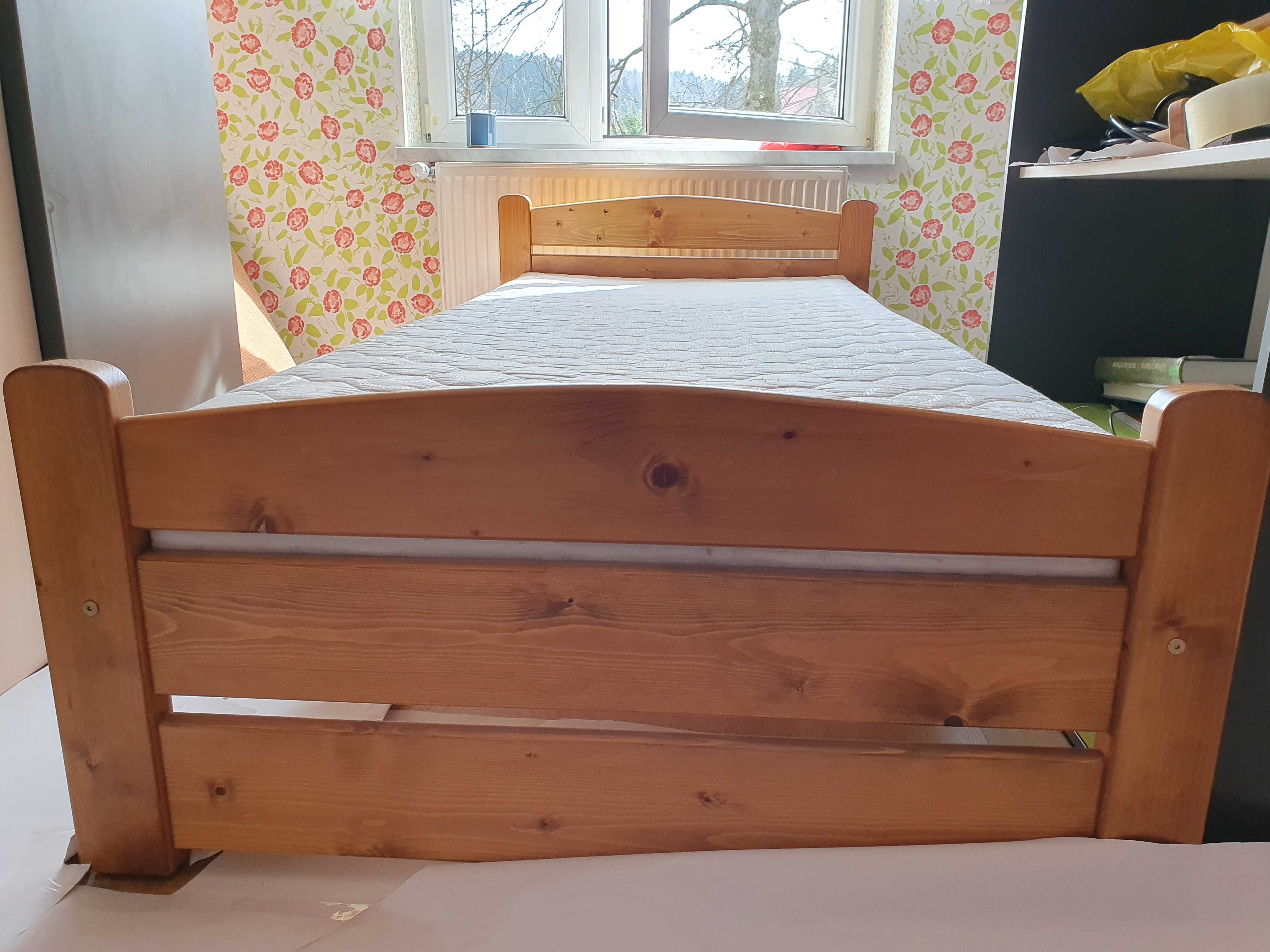 Łóżko Drewniane Z Materacem