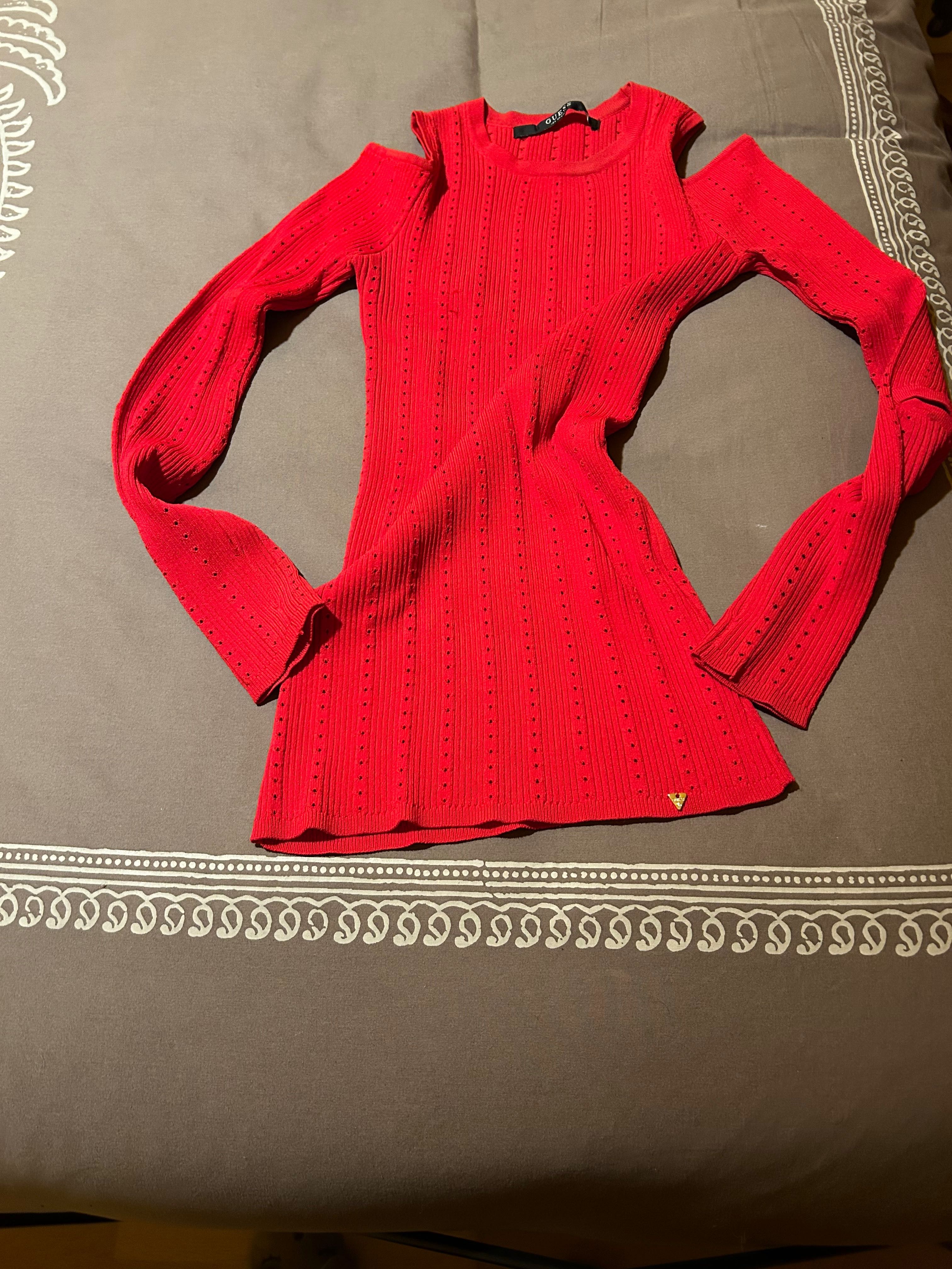 Camisola vermelha Guess justa. Ao corpo