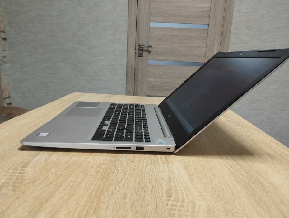 Ноутбук Dell Inspiron 5570,8 Ядер, i5-8250u,RAM 16GB,SSD 256GB,IPS США