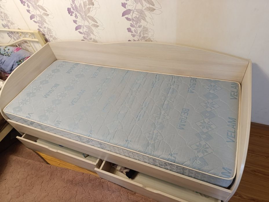 Ліжко +матрац гарний стан 80 на 190