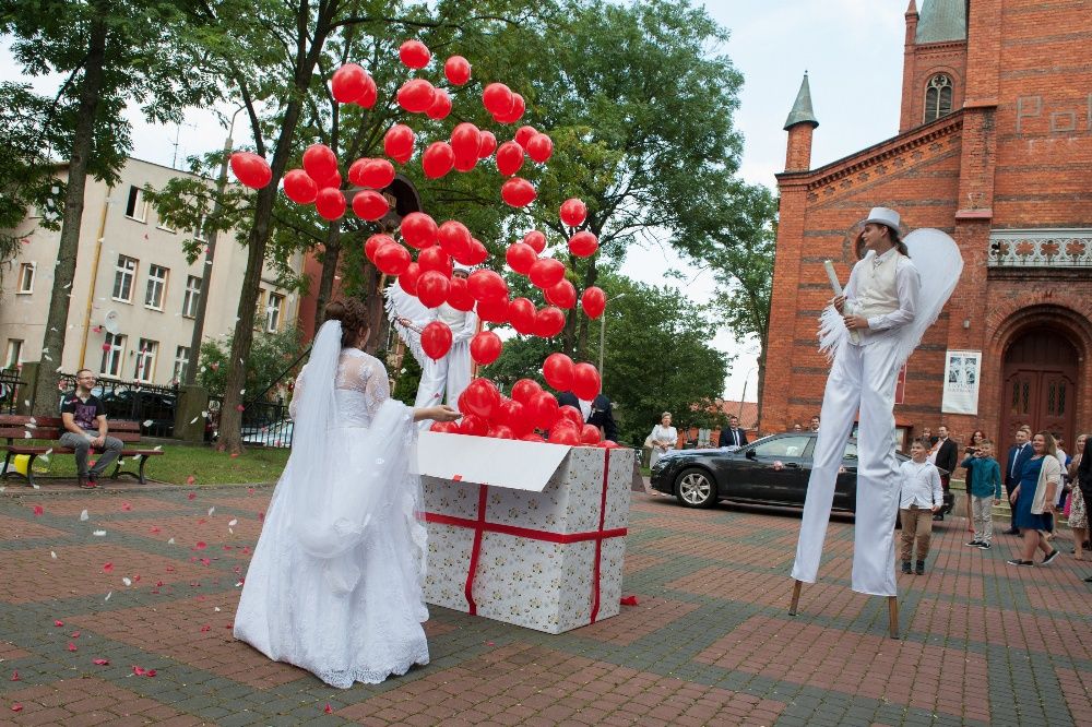 Pudło z balonami przed kościół, niespodzanka balonowa, balony z helem