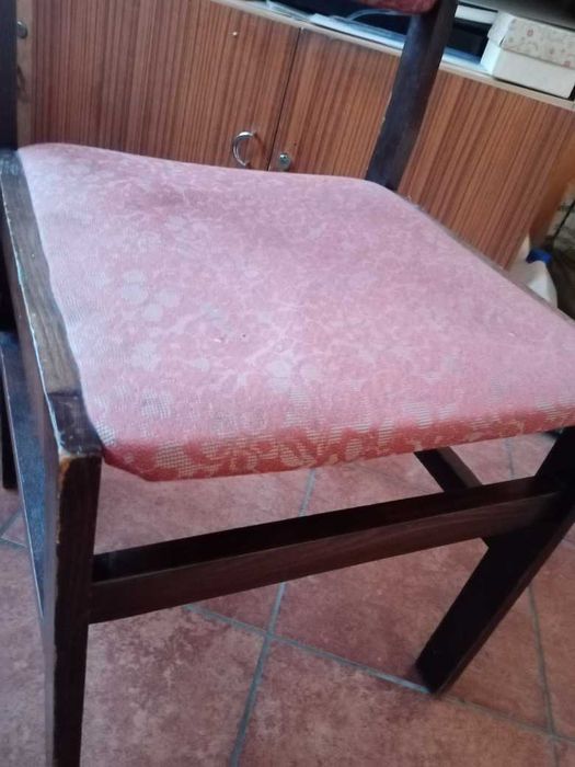 Krzesło drewniane czerwone tapicerowane PRL