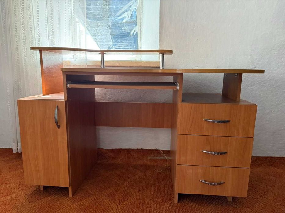 Продам письмовий, комп'ютерний стіл.