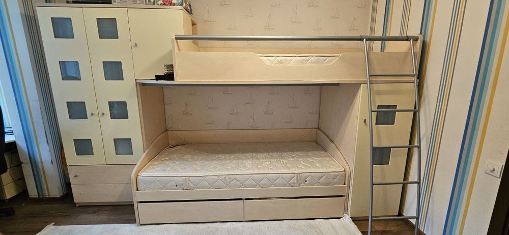 Двоярусне ліжко з шафами