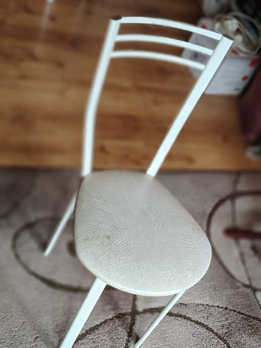 Krzesła kuchenne białe