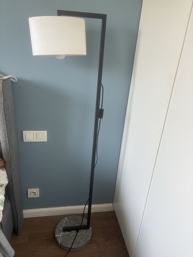 Lampa stojaca z abazurem.