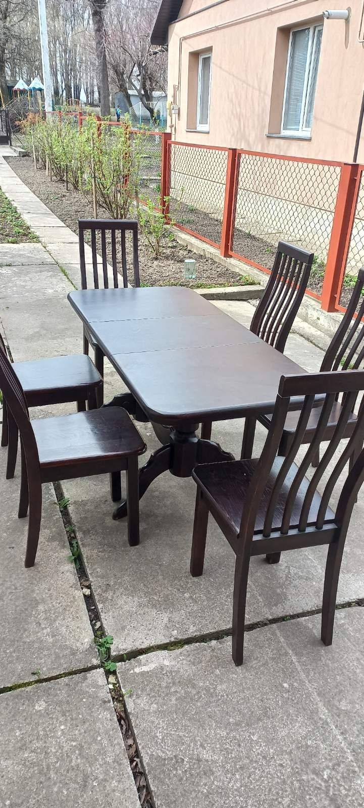 Продам дубовий стіл з кріслами.