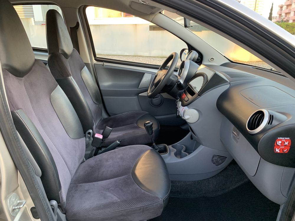 Toyota Aygo 68 cv * 128 mil km * Multimídia * Bancos Péle/Veludo * AC