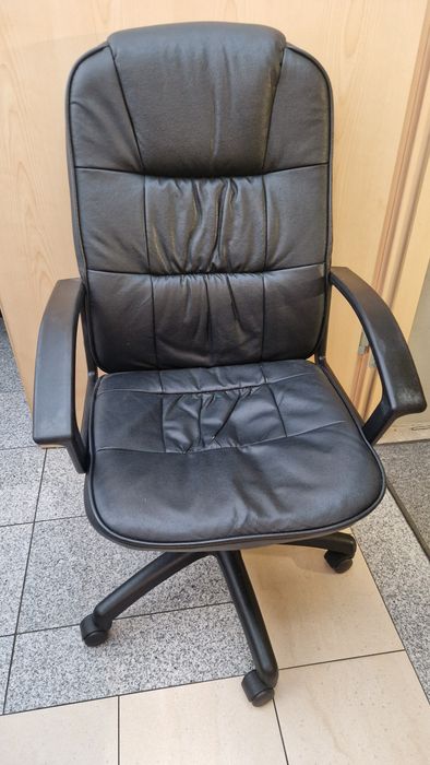 Krzesła biurowe w dobrym stanie