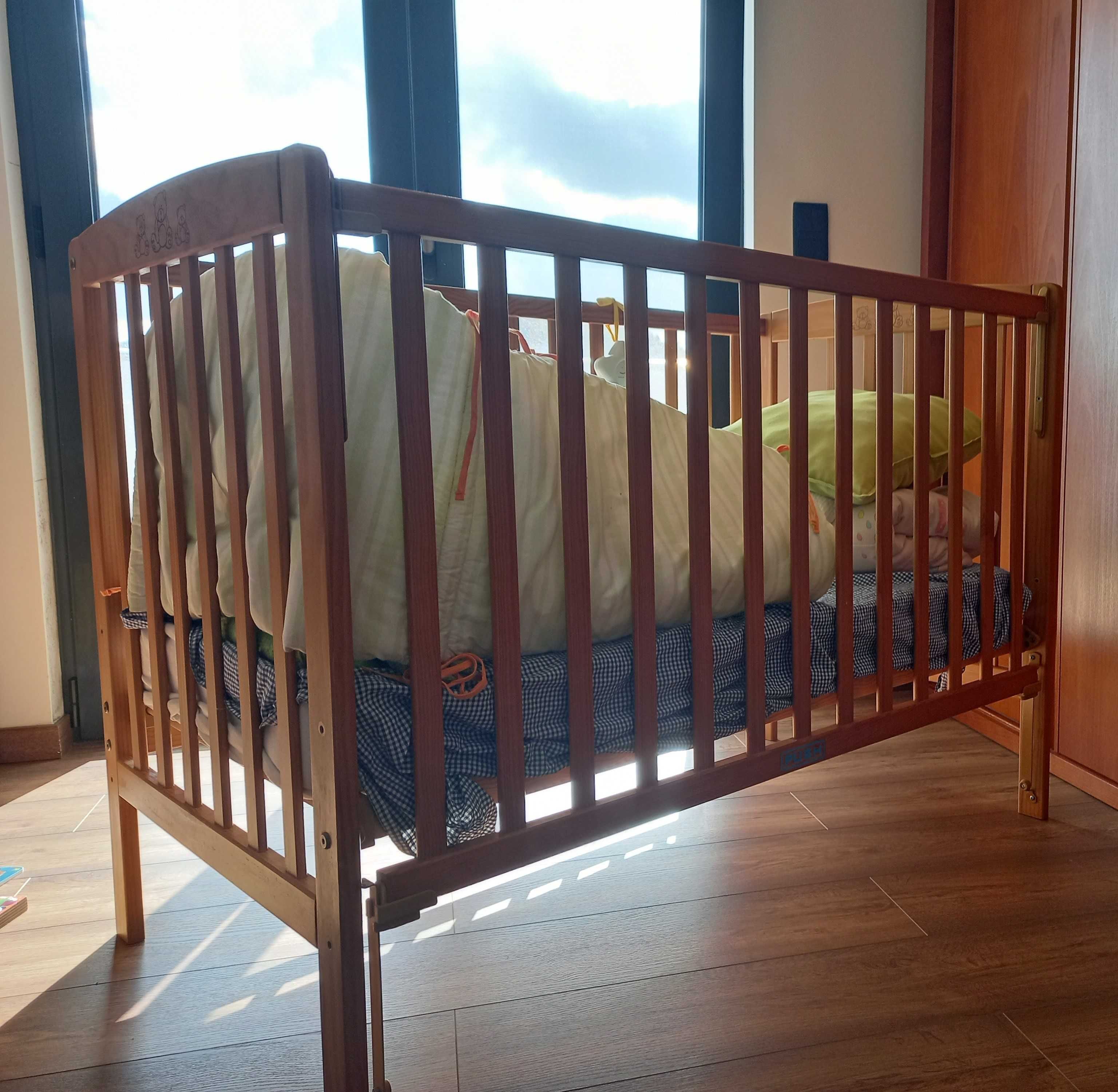 Cama de Bebé em Pinho com Elevação – Bom Estado!