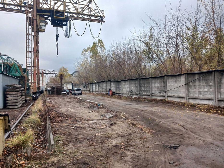 Оренда промислової площадки зі складами та козловим краном