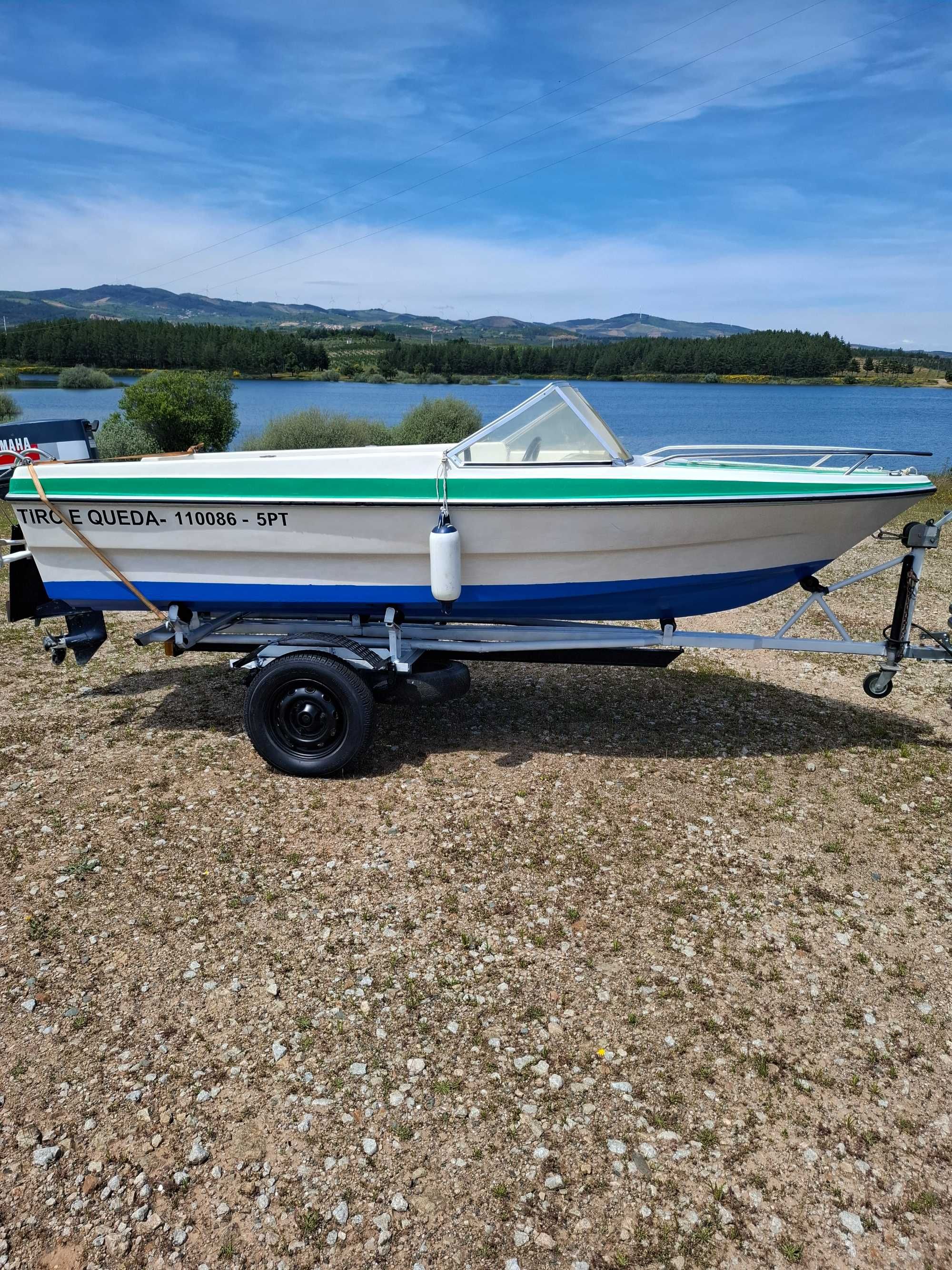 Barco ou lancha .