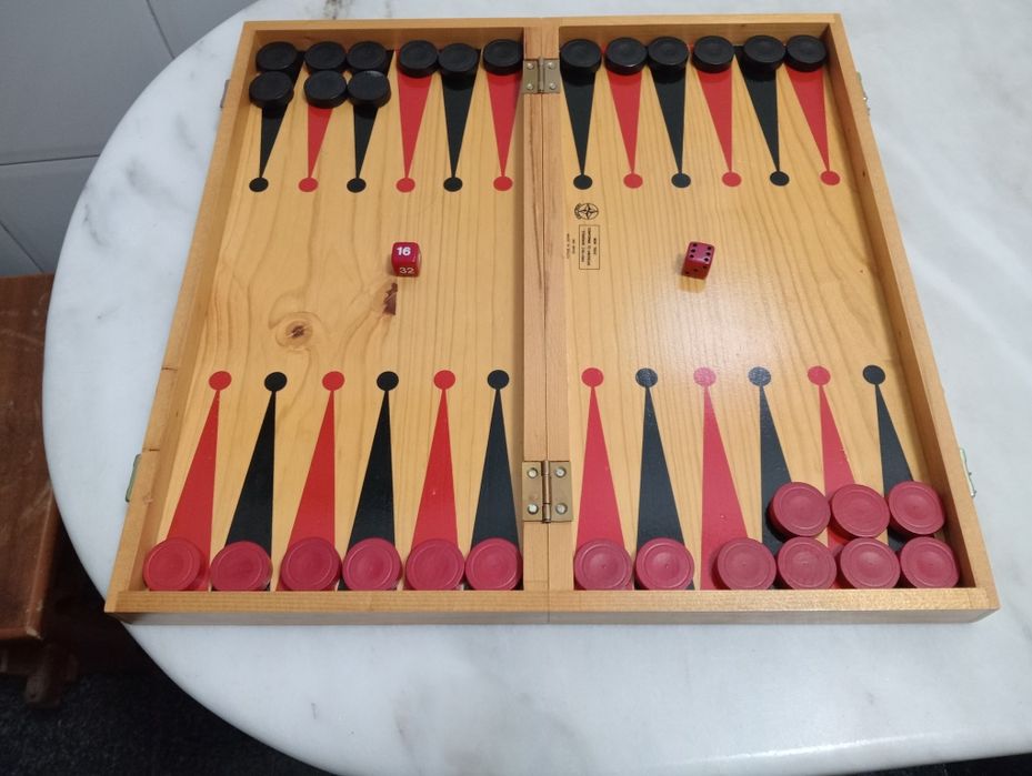 Jogo de tabuleiro em madeira  xadrez damas e gamão