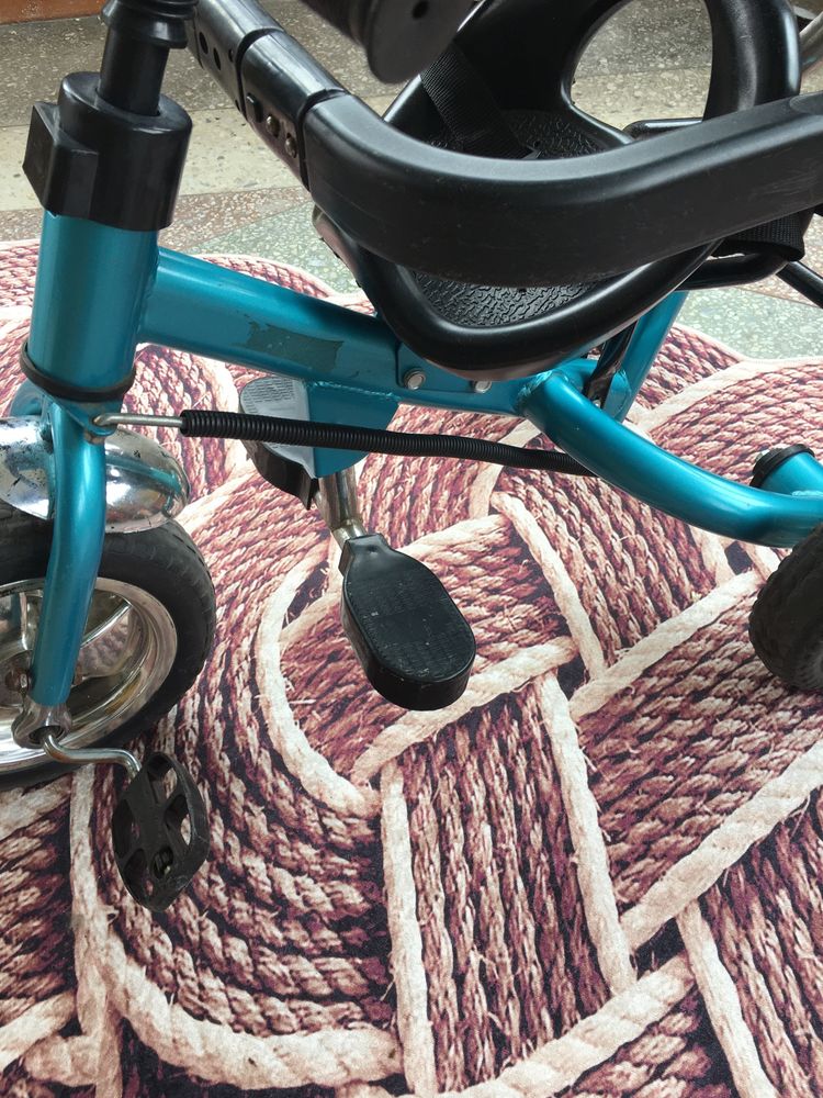 Детский трехколесный велосипед з управлінням для батьків.