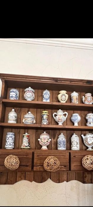 Estante de madeira maciça com frascos de farmacia