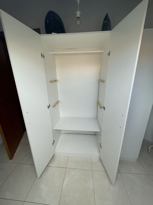 Roupeiro usado com prateleiras