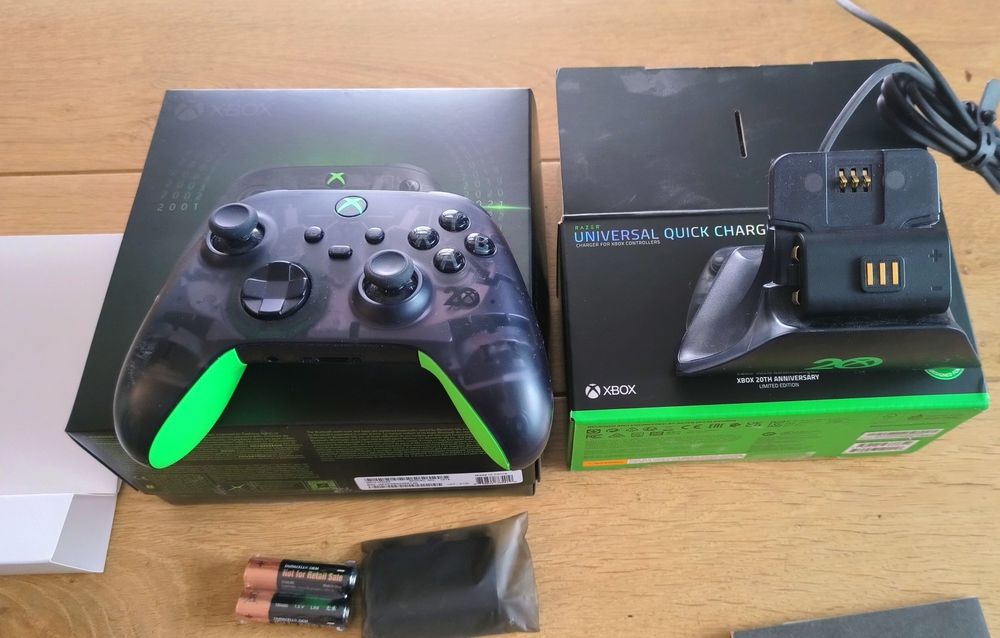 Pad Xbox 20 Anniversary oraz stacja do ładowania i bateria