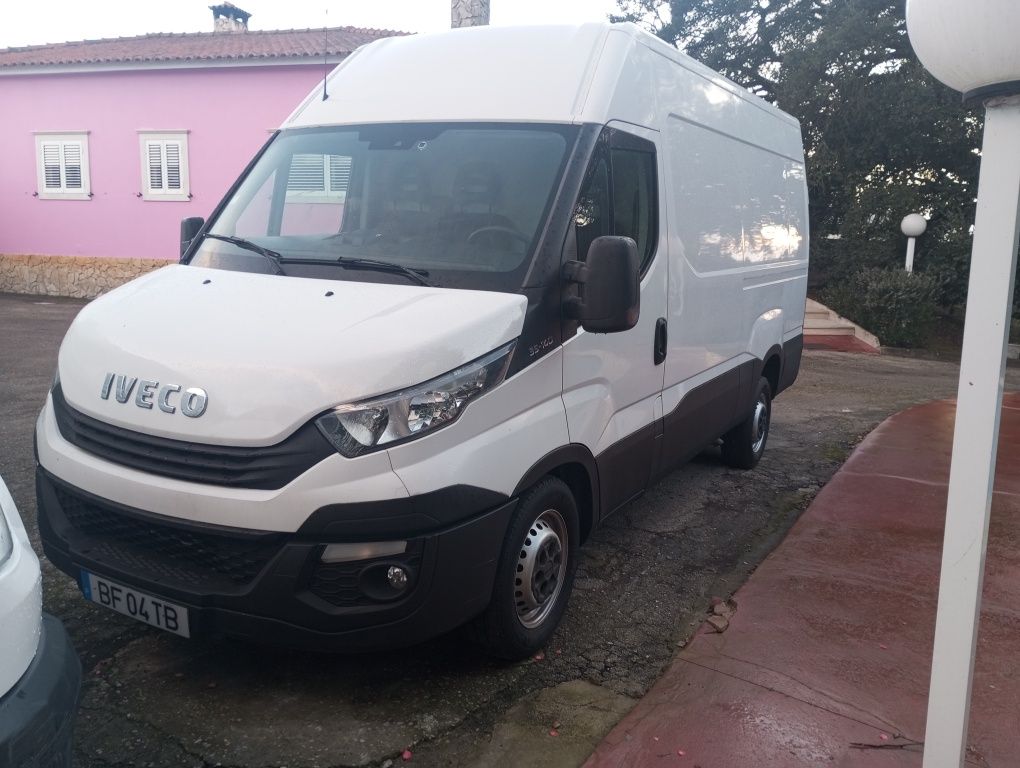 Furgão Iveco alto e longo