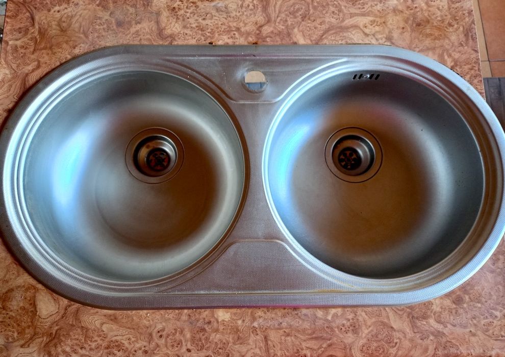 Zlewozmywak stalowy dwukomorowy okrągły szary otwór na baterię