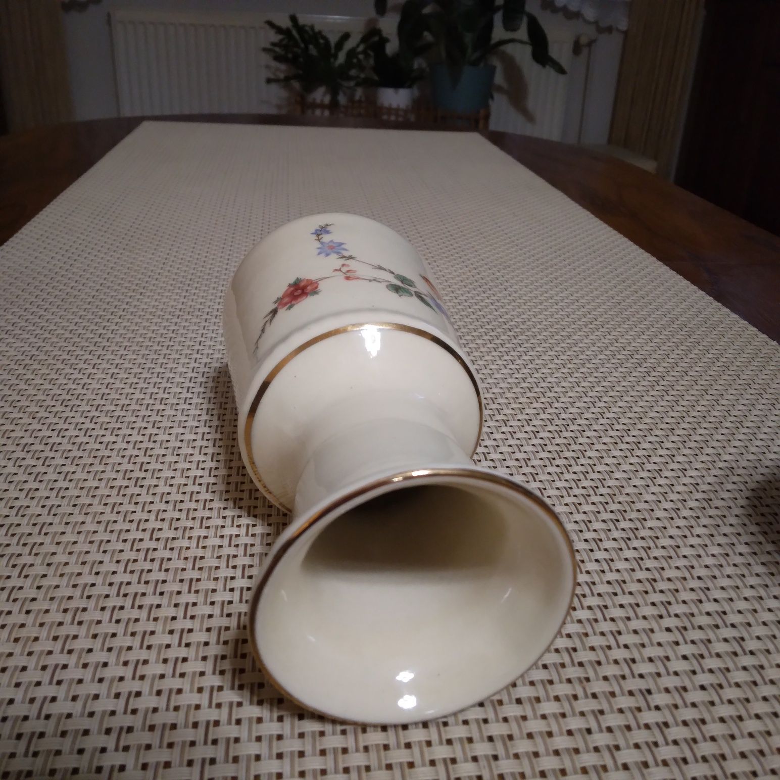 Stary wazonik w kolorze ecru - porcelana