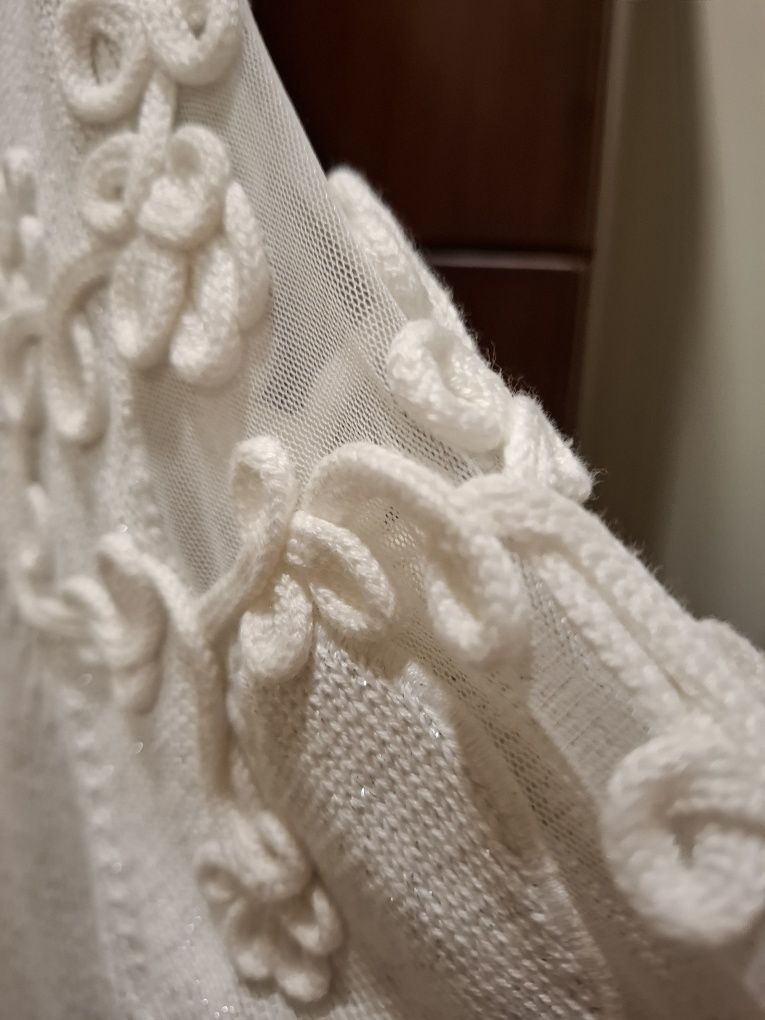Camisola branca com renda nas mangas