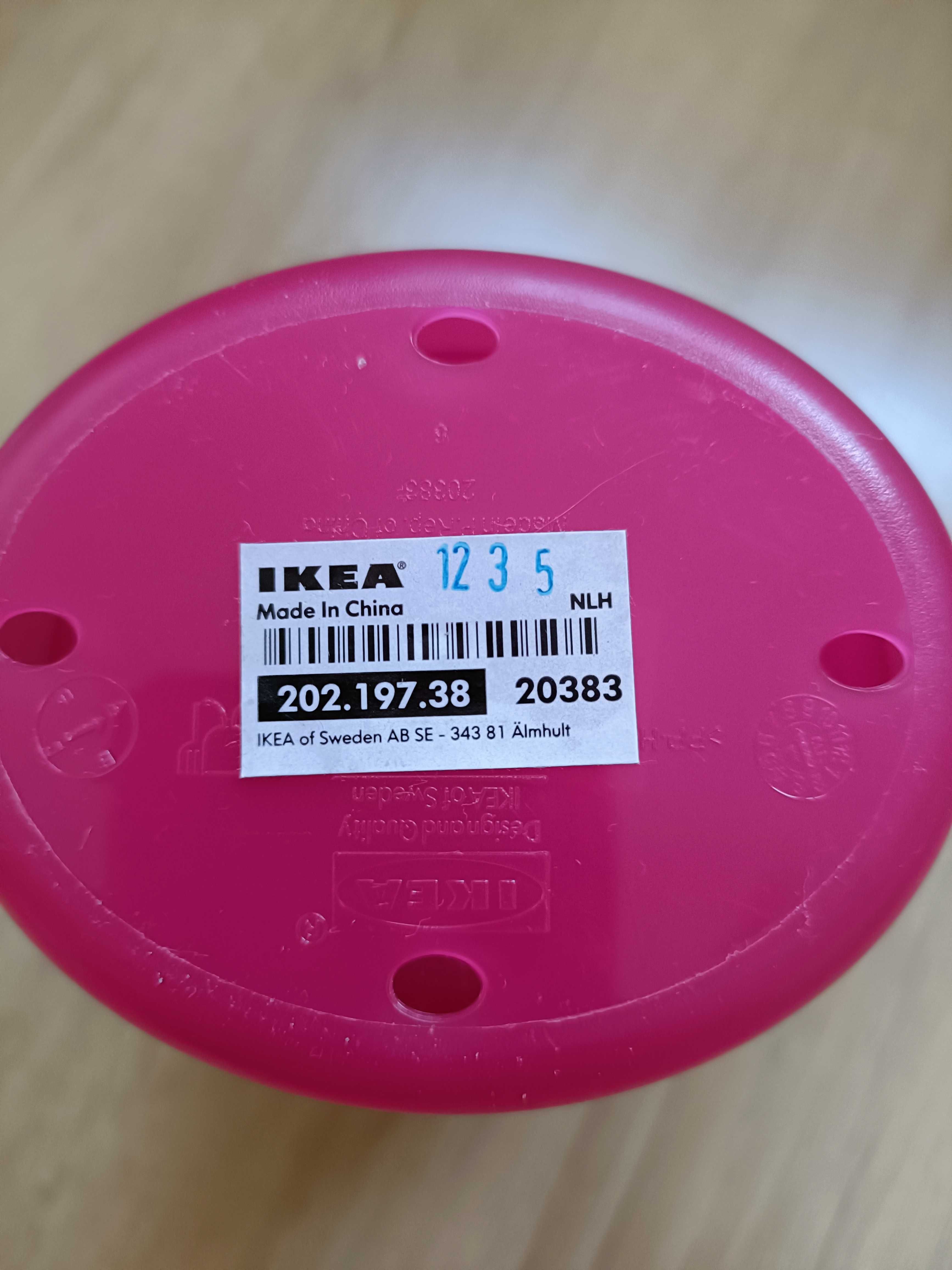 Reling Ikea z różowymi pojemnikami