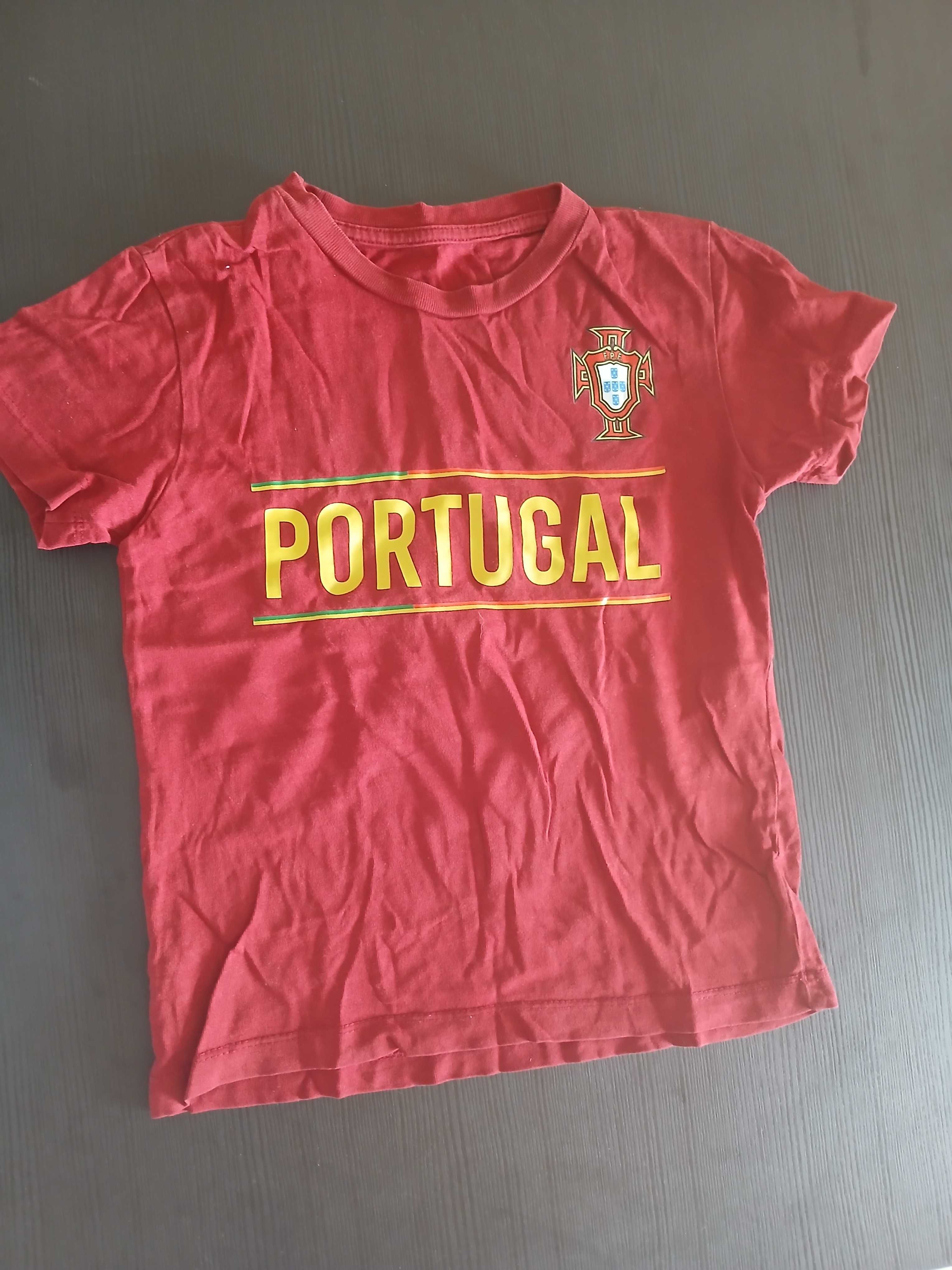 Roupas infantis acessíveis, €2 cada. Na compra de 3, você ganha €1,50.