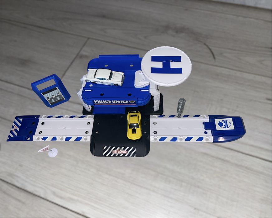 Garaz Policyjny  z autkami i znakami