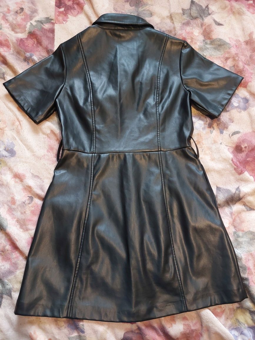 Stradivarius czarna sukienka z eco skóry r S
