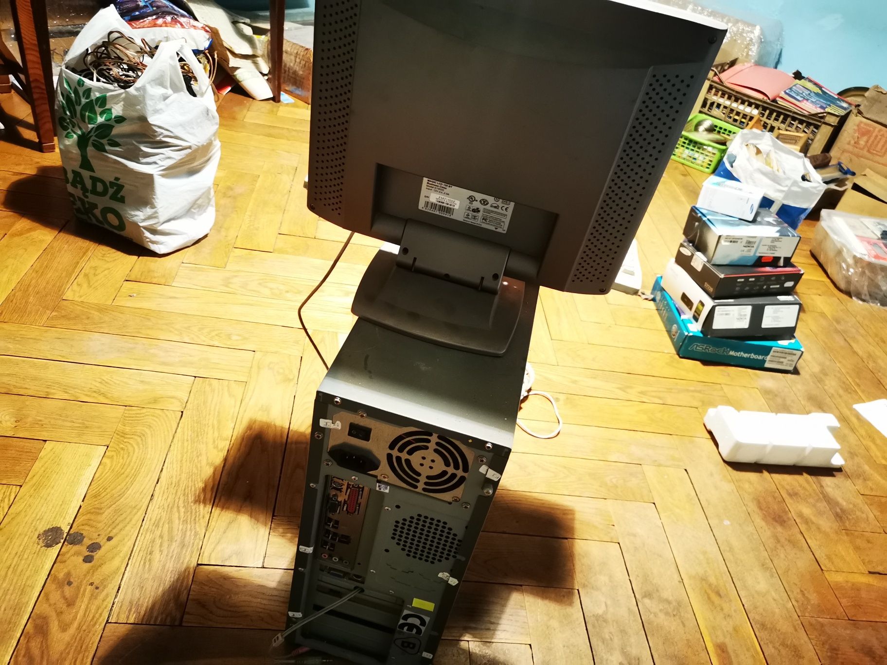 Komputer stacjonarny monitor lcd 15 klawiatura komplet 2002 retro